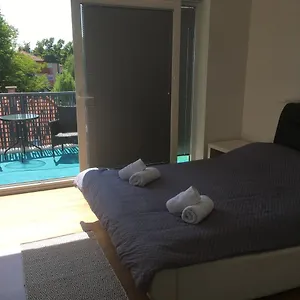 deluxe-castle-view-penthouse-appartment-with-terrace.hotels-in-ljubljana.com/